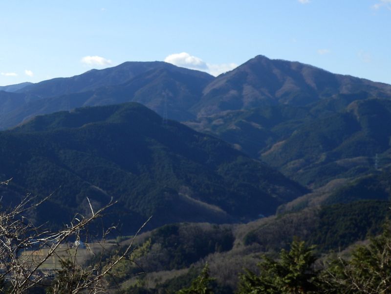 休憩所から眺め直す堂平山と笠山