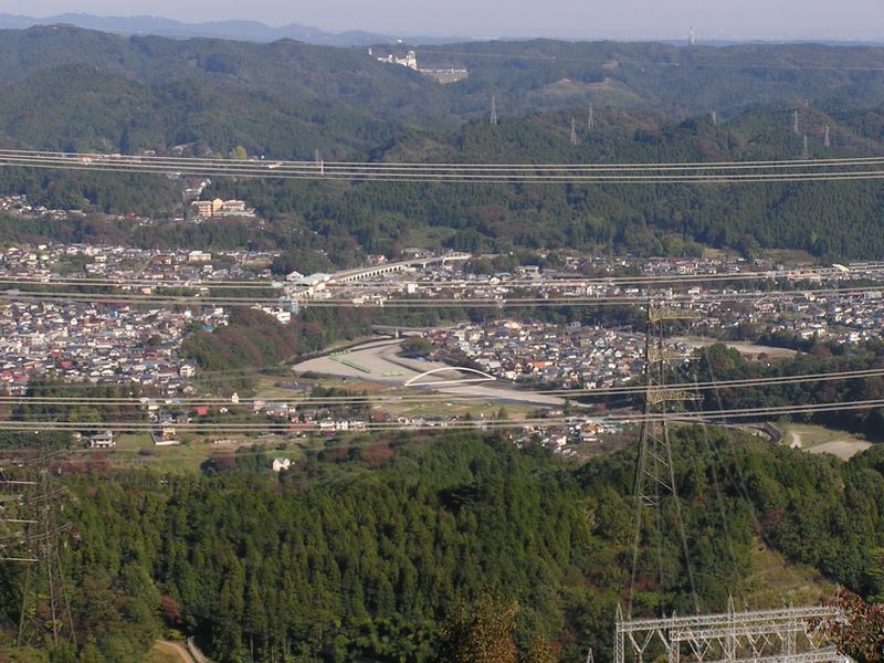 刈寄山 -- 今熊山の公衆トイレ前から、秋川と武蔵五日市駅周辺とを望む