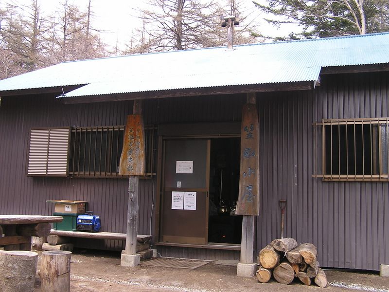 笠取山 -- 笠取小屋の薪ストーブの火が見える
