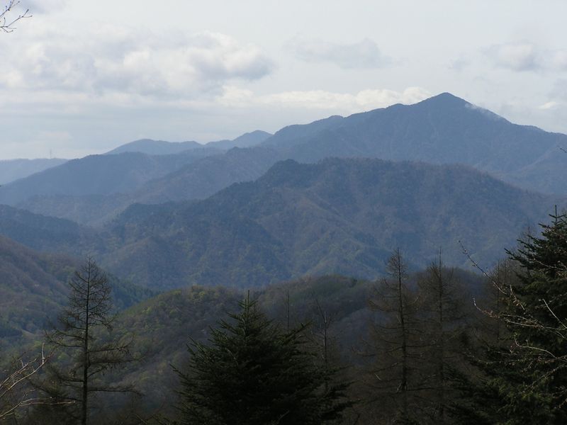 笠取山 -- 笠取小屋より、大菩薩嶺を望む