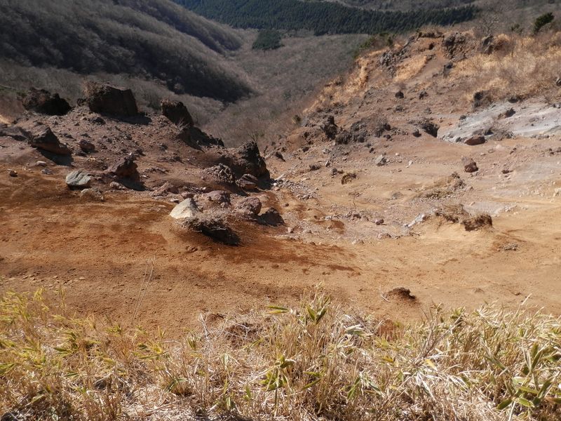 明神ヶ岳山頂南西面の崩落地を見下ろす