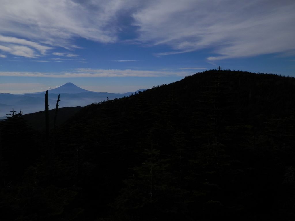 国師ヶ岳より、北奥千丈岳（右）と富士山を望む