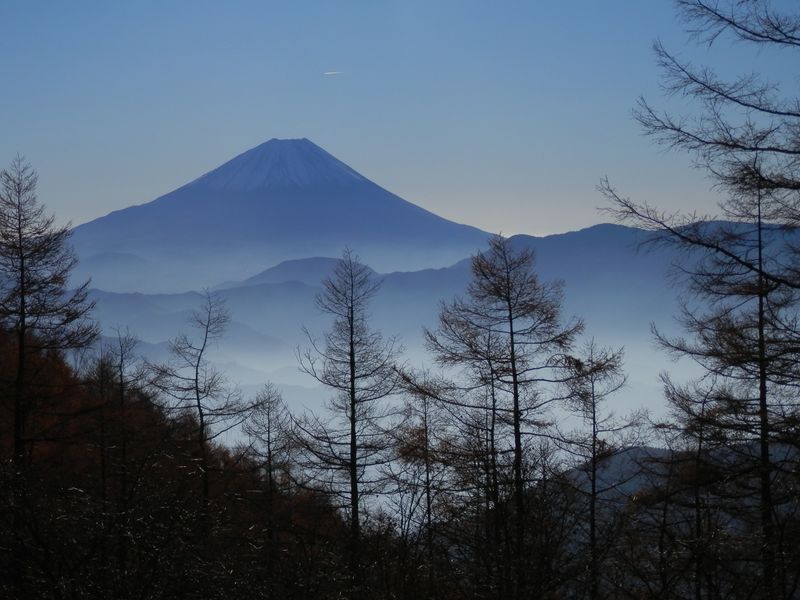 櫛形山 -- 富士山の上を飛行機が通過