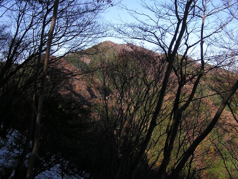 経ヶ岳・華厳山・高取山 -- 右手の山は、仏果山かな