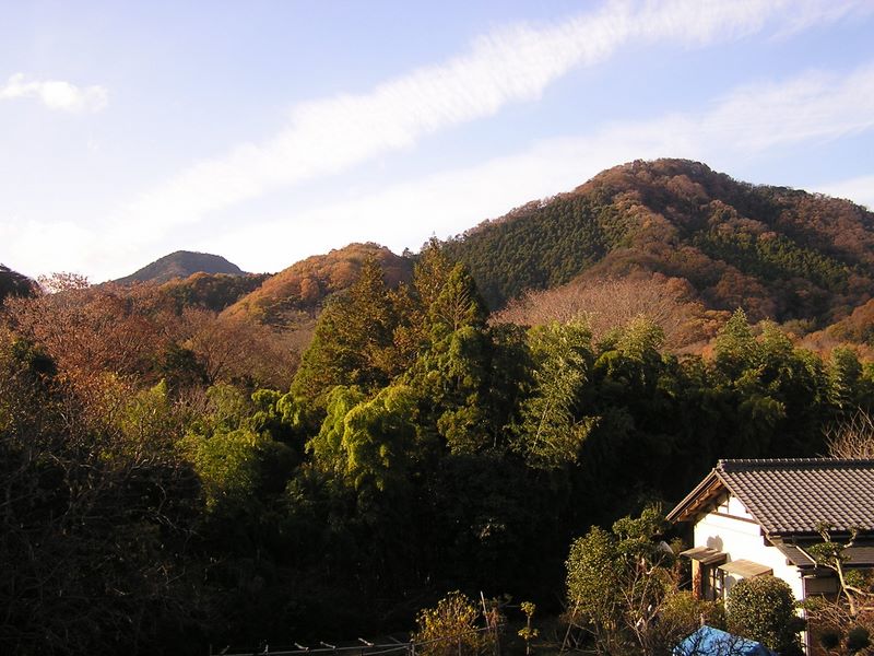 経ヶ岳・華厳山・高取山 -- 右は325m峰、左奥は華厳山かな