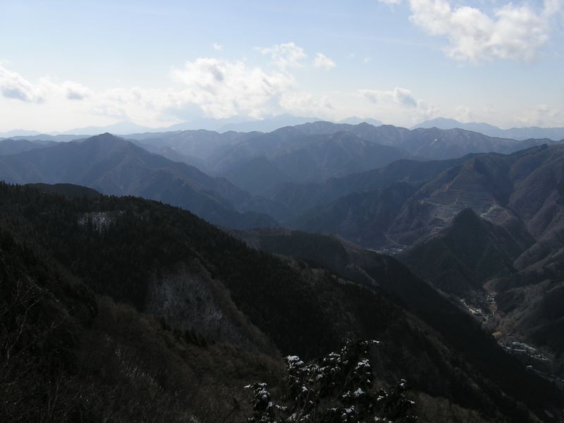 馬頭刈尾根 -- 雲に覆われた丹沢の山々を望む