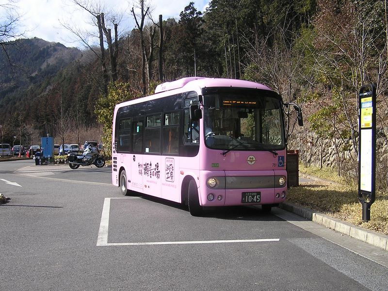 馬頭刈尾根 -- 武蔵五日市駅行きの可愛いバスが入って来る