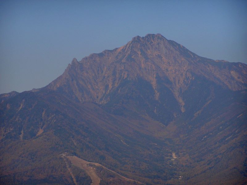 飯盛山 -- 切り立った赤岳