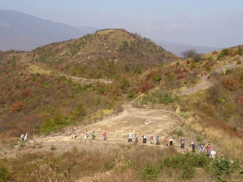 飯盛山 -- 山頂をめざす人々