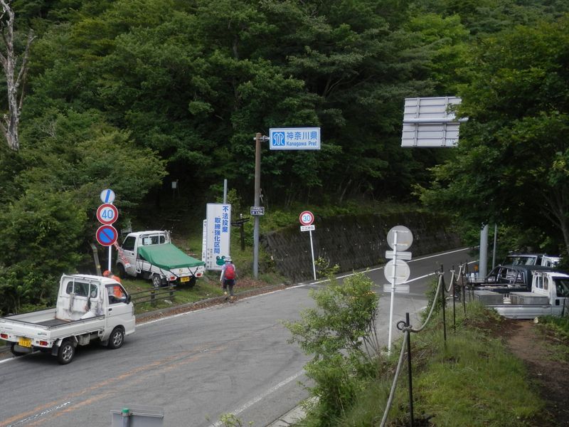 富士箱根トレイルと県道の交差
