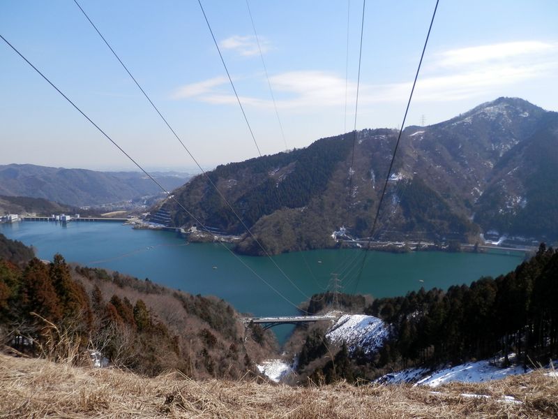 送電鉄塔下より、宮ヶ瀬ダムと高取山を望む