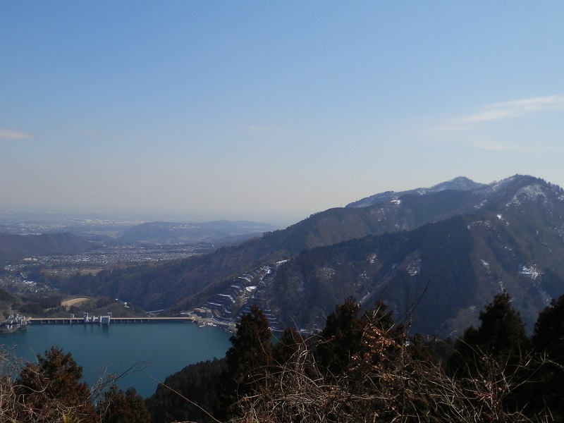 権現平より、宮ヶ瀬ダムと仏果山、高取山を望む