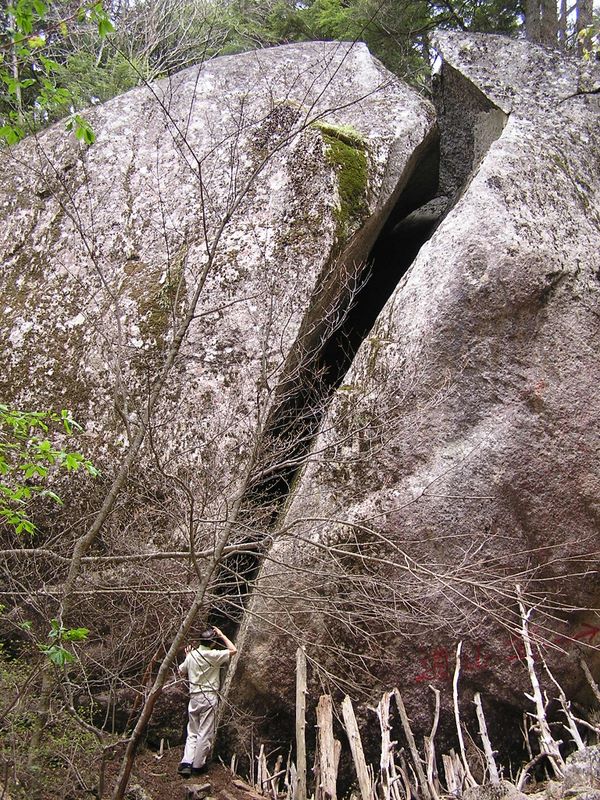 瑞牆山 -- 桃太郎岩の割れ目
