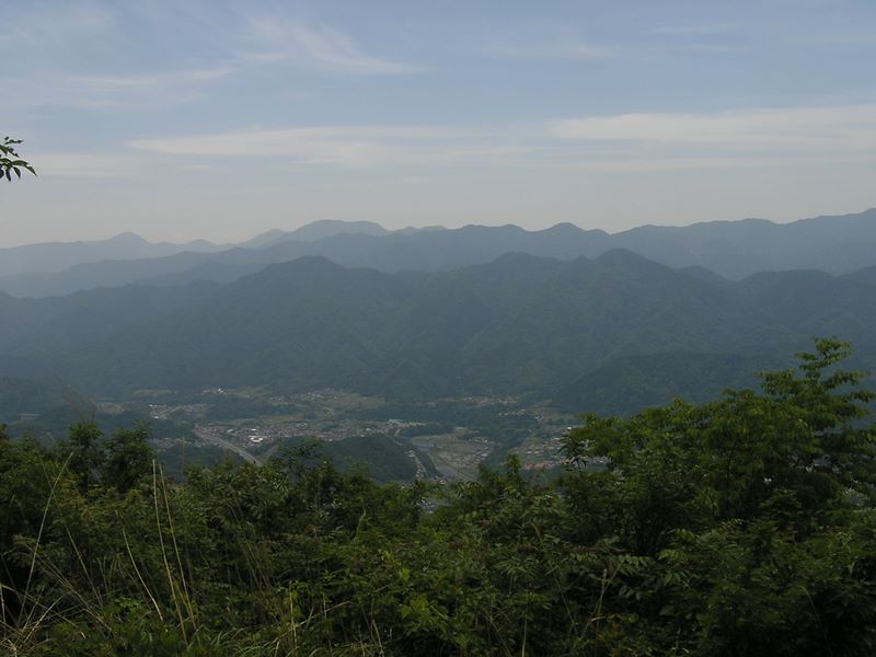 百蔵山・扇山 -- 百蔵山頂から倉岳山、高畑山方面を望む