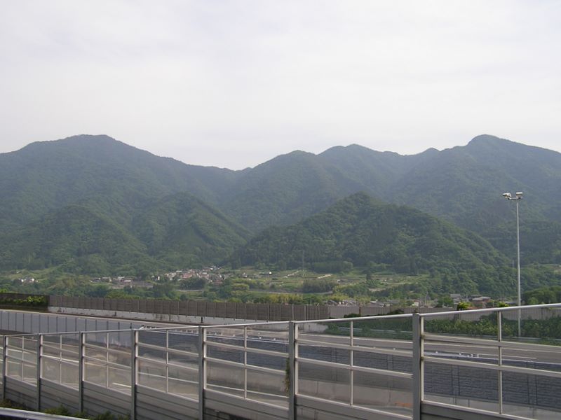 百蔵山・扇山 -- 中央高速道越しに倉岳山と高畑山