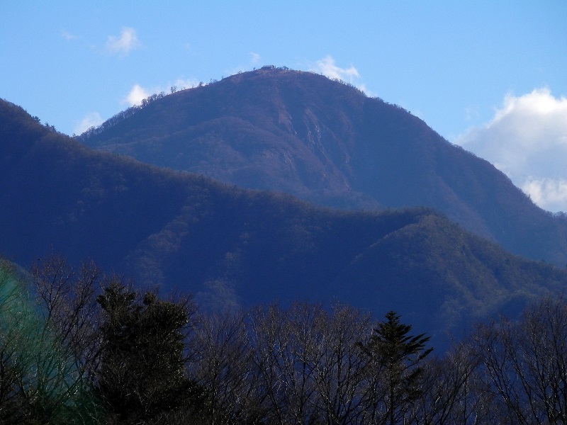 入道丸・ムギチロ -- 巌道峠の下りより、蛭ヶ岳を望む