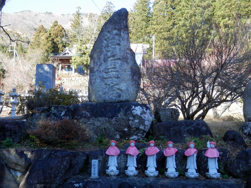 圓福寺の萬霊塔と六地蔵