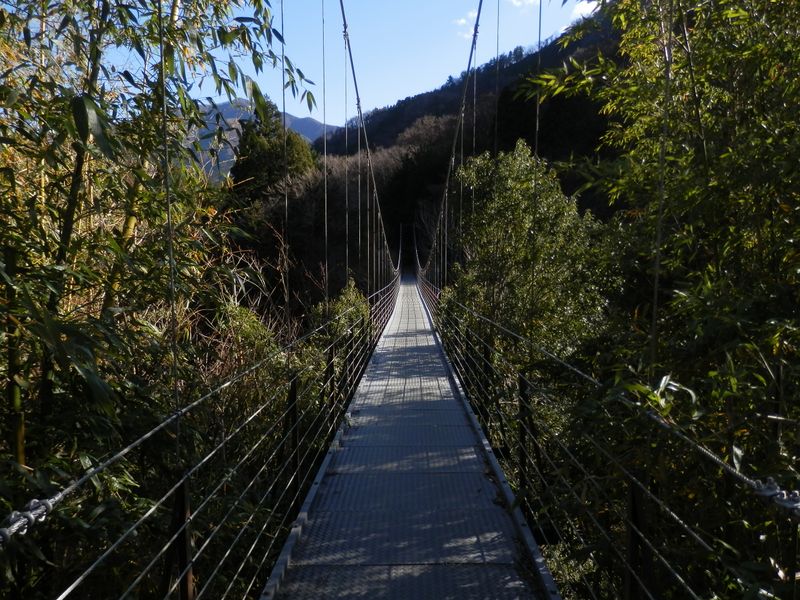 久保吊橋から、渓谷遊歩道に入る