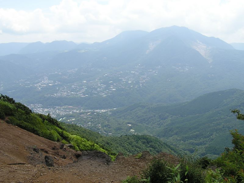 明神ヶ岳 -- 駒ケ岳と大涌谷遠望