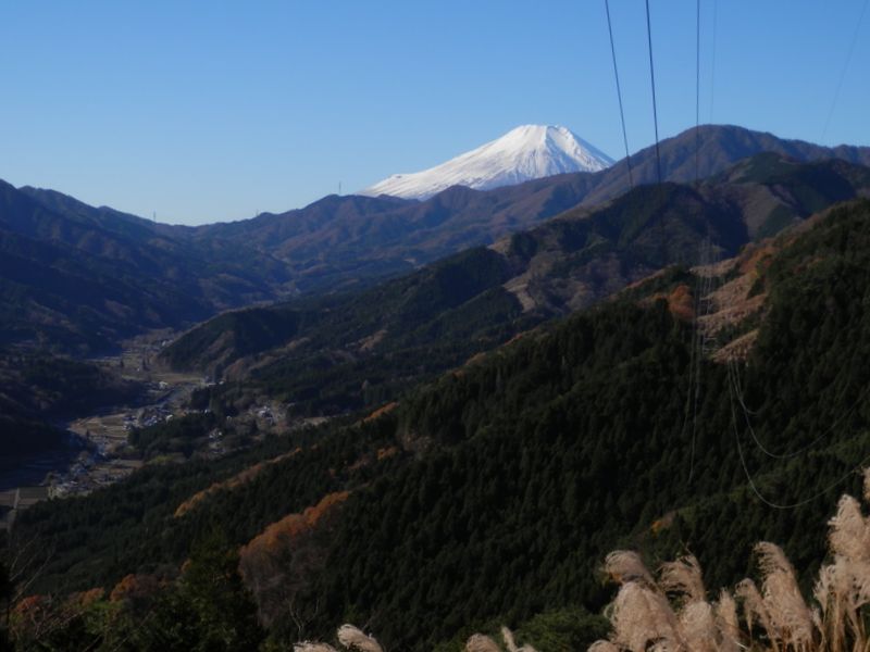 道志みちの奥に富士山と御正体山