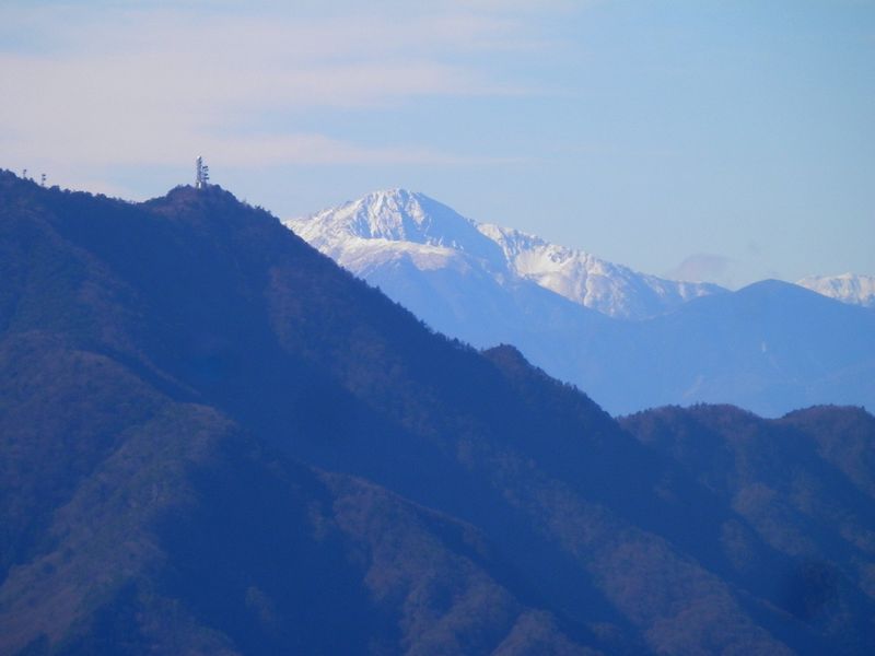 今倉山から西へ -- 小岩より望む、北岳と仙丈ヶ岳