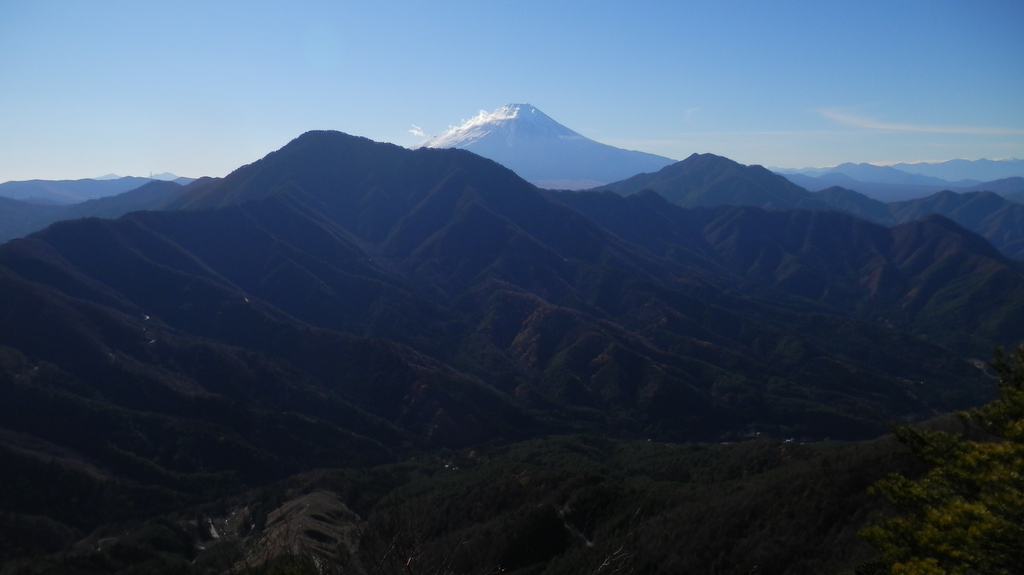 赤岩より、御正体山（左）、富士山、鹿留山杓子など