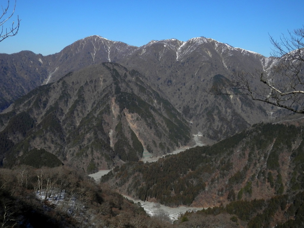 蛭ヶ岳と丹沢主稜を望む
