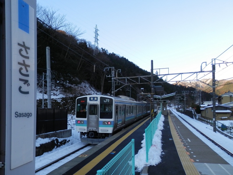 笹子駅で松本行き普通電車を見送る
