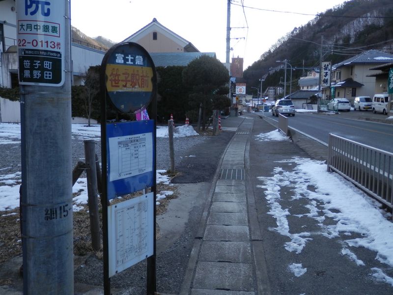 笹子駅前で、大月行きバスを待つ