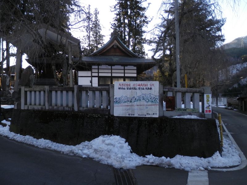 稲村神社で左に進み、すぐに左折する