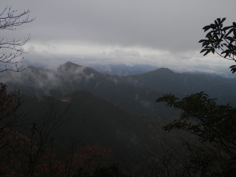 日の出山（左）と麻生山を望む