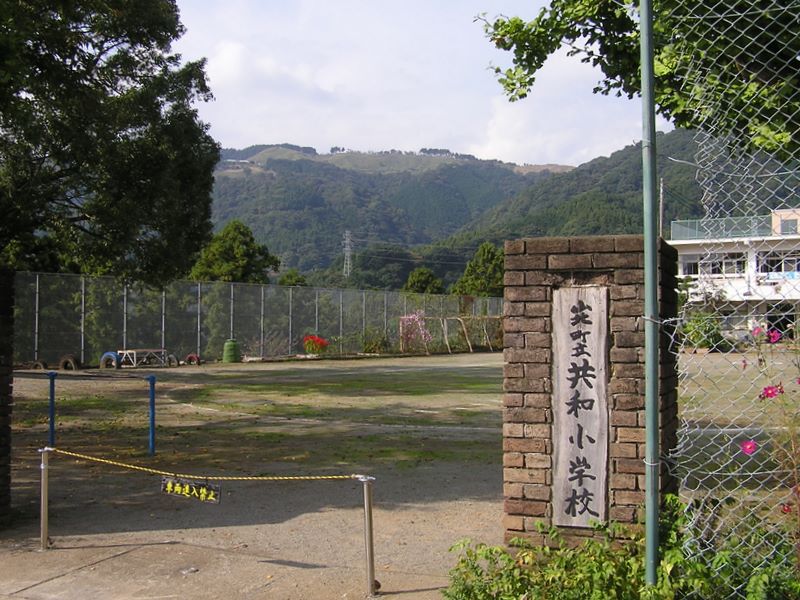 大野山 -- 共和小学校から大野山が見えます
