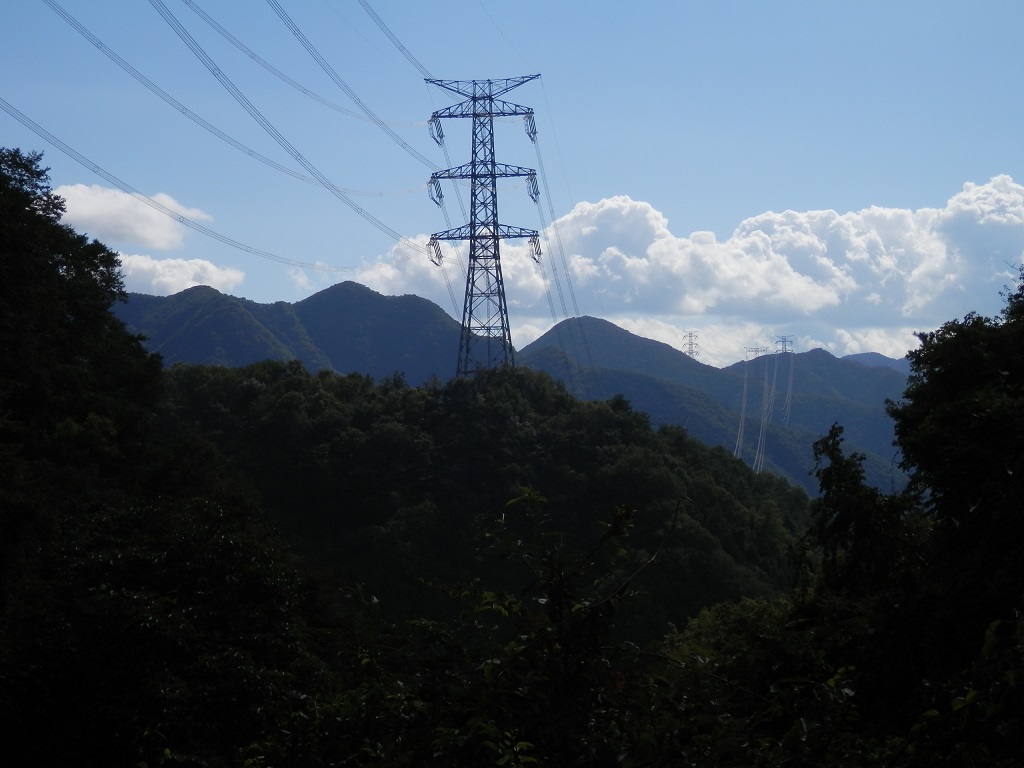 鉄塔の左に米沢山、右に笹子雁ヶ腹摺山