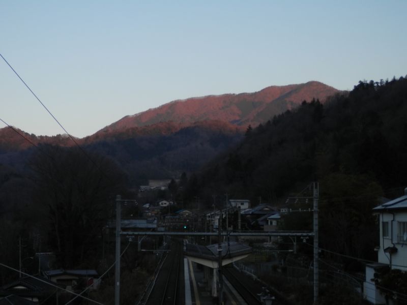 梁川駅跨線橋より、朝日を浴び始めた扇山を望む