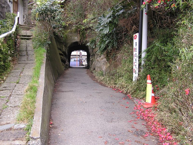六国見山 -- 小坂小学校の生徒たちが大勢通る、小さなトンネル