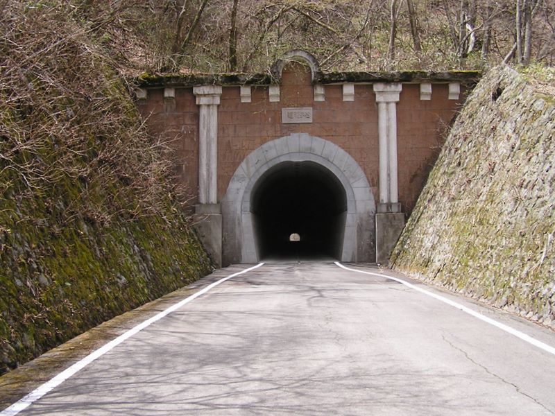 笹子雁ケ腹摺山 -- 笹子隧道