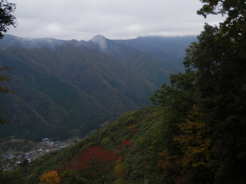 奈良倉山（右）は雲の中