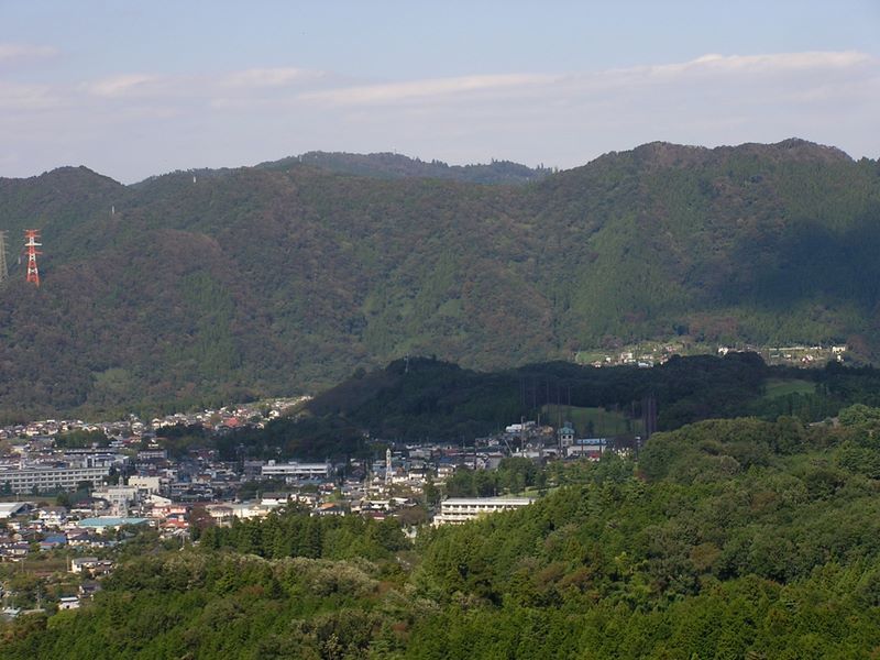 仙洞寺山 -- 林道よりズームで望む、高尾山