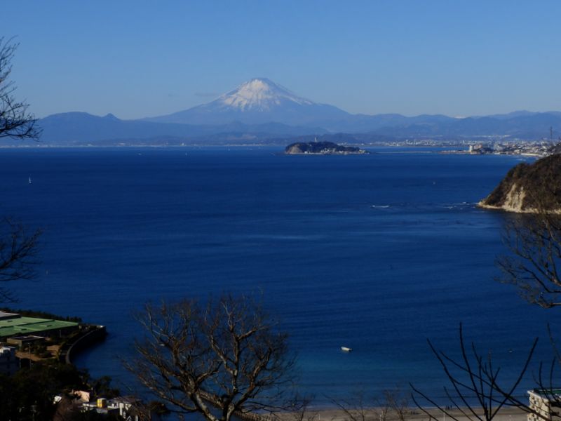 二号古墳の「前方部」より、富士山と相模湾