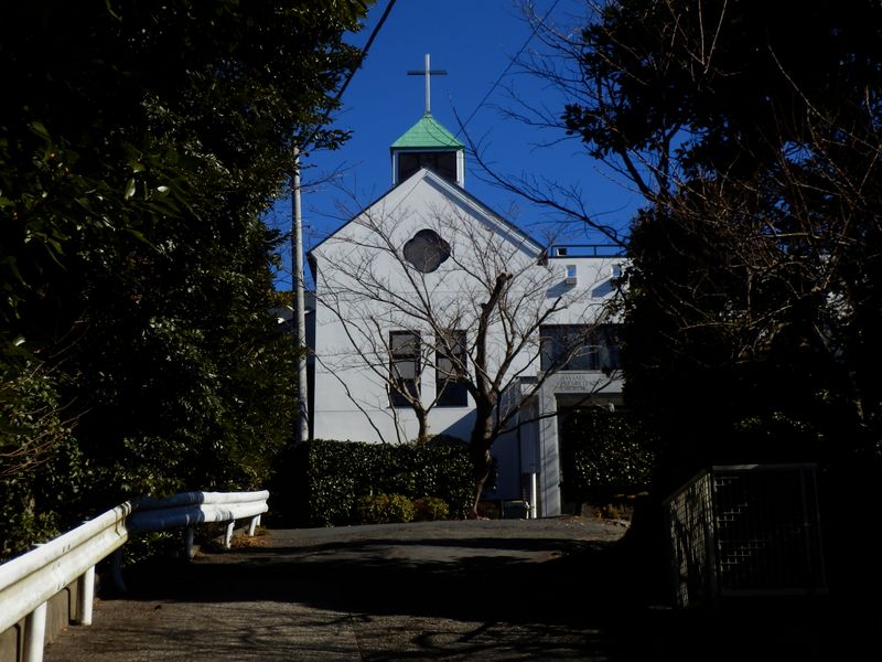 葉山教会の向かって左に道