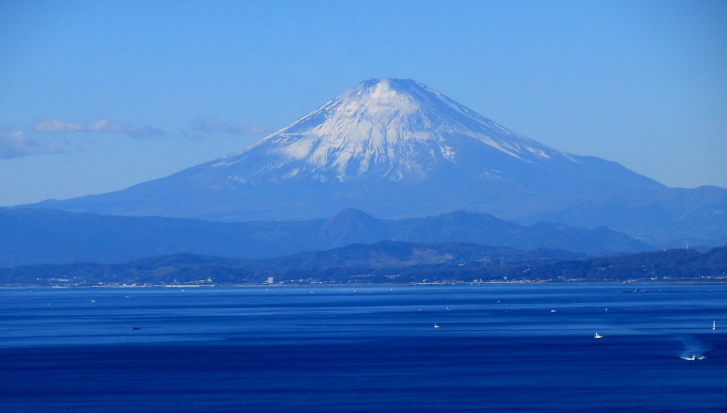 少し雲のかかった富士山