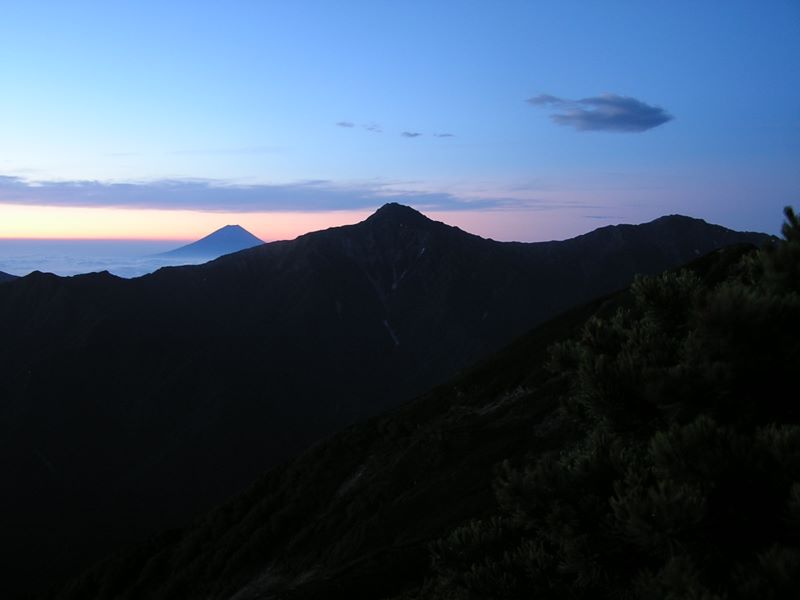 仙丈ヶ岳 -- 夜明けの富士山、北岳、間ノ岳