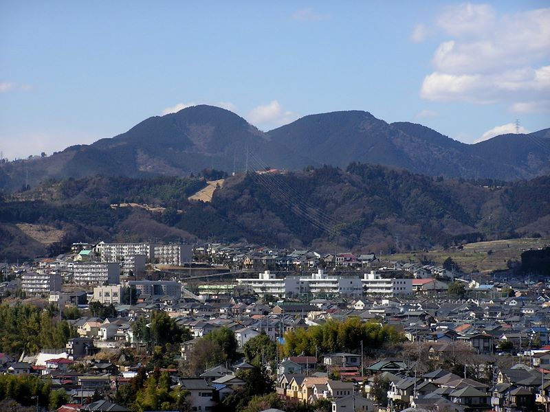 渋沢丘陵と頭高山 -- 右から、２９号鉄塔、西ヶ尾、高松山、第六天
