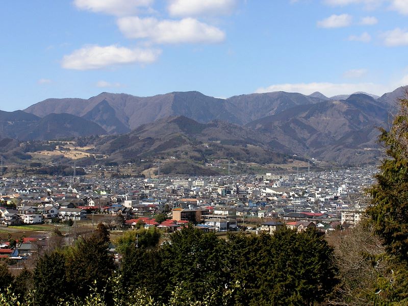 渋沢丘陵と頭高山 -- 右側の鍋割山から続く、雨山、檜岳、伊勢沢の頭