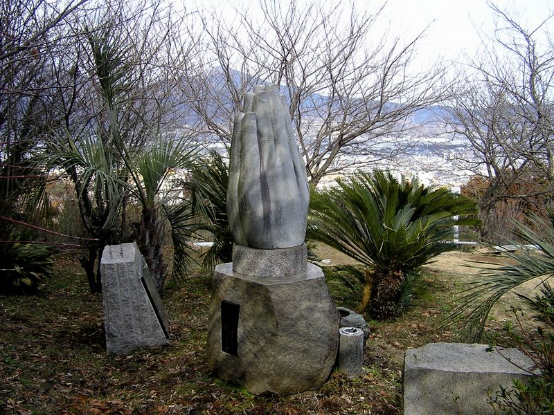 渋沢丘陵と頭高山 -- 「祈りの丘」の大きな手