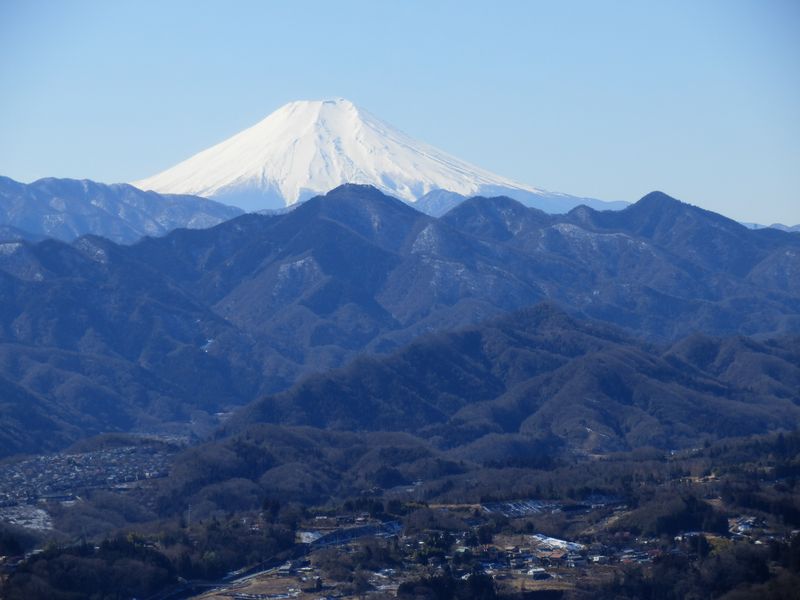 能岳山頂より、富士山と秋山山稜