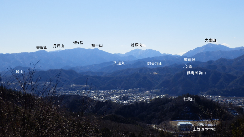 八重山展望台より望む、蛭ヶ岳、檜洞丸、大室山と、上野原市街地
