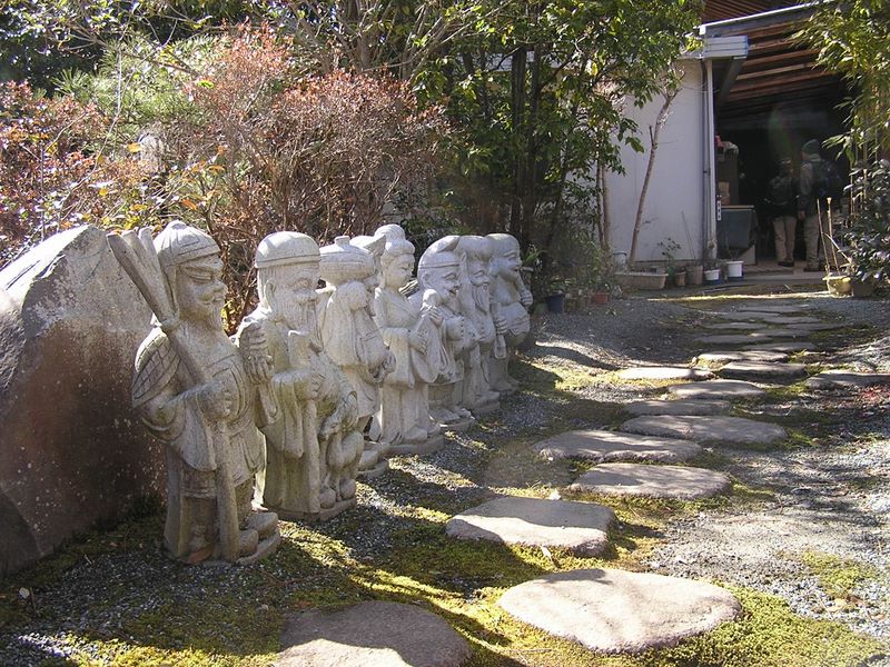 シダンゴ山 -- 細流山荘の七福神像