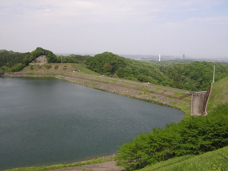 城山湖 -- 展望台から本沢ダムを望む
