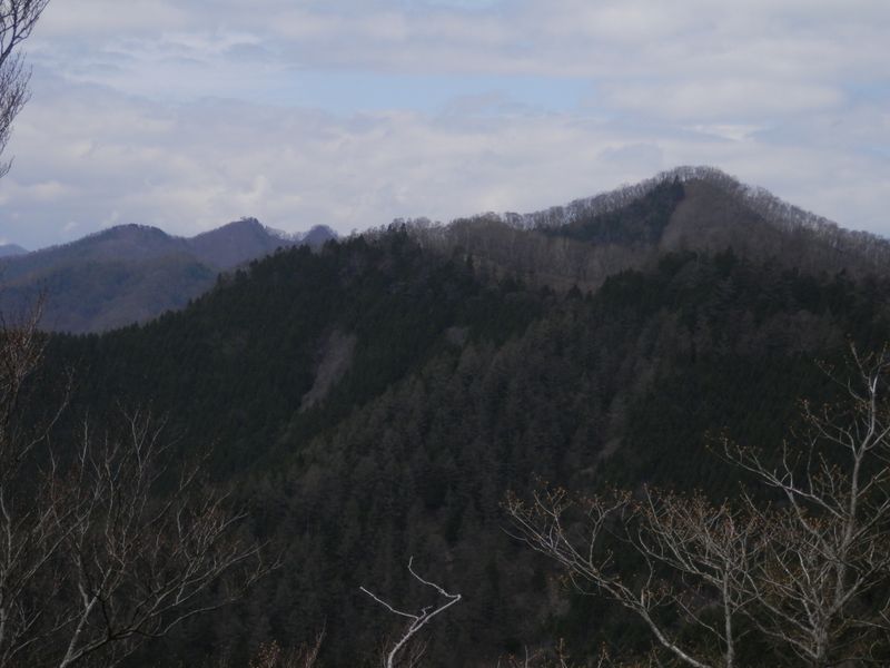 日向沢ノ峰より望む、三ツドッケ（左）と蕎麦粒山